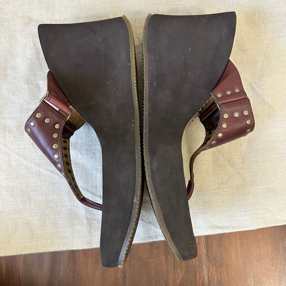 FRYE Summer Stud Thong Wedge Sandals in Burgundy Leather - Picture 5 of 10